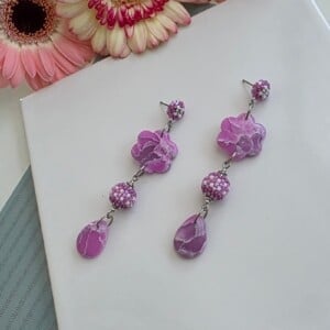 Handgemaakte lila/paarse oorbellen van polymeerklei en kralen | Bloem met druppel