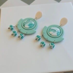 Handgemaakte mint, wit, zilveren oorbellen van polymeerklei en kralen | Marmer