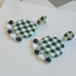 Handgemaakte mint, zwart, witte oorbellen van polymeerklei en kralen | Ronde retro hanger