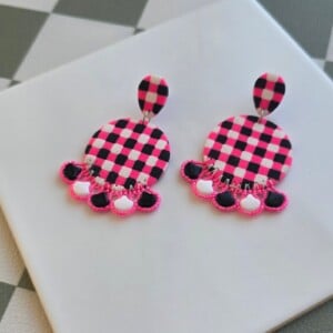 Handgemaakte neon roze, zwart, witte oorbellen van polymeerklei en kralen | Ronde retro hanger