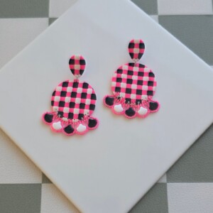 Handgemaakte neon roze, zwart, witte oorbellen van polymeerklei en kralen | Ronde retro hanger