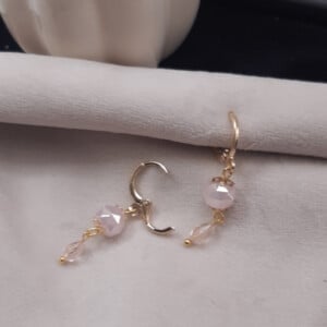 Handgemaakte oorbellen met roze glaskralen