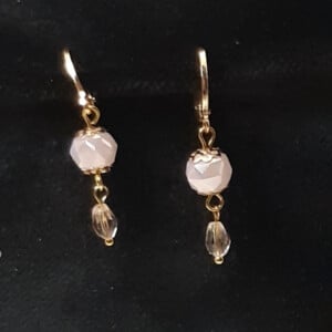 Handgemaakte oorbellen met roze glaskralen