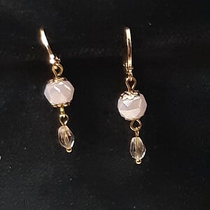 Handgemaakte oorbellen met roze glaskralen