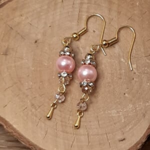 Handgemaakte oorbellen met roze parel kralen