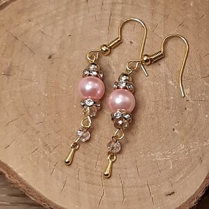 Handgemaakte oorbellen met roze parel kralen