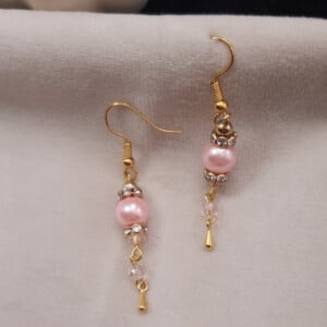Handgemaakte oorbellen met roze parel kralen