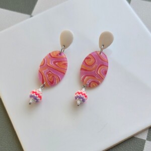 Handgemaakte oranje, roodroze, lila, witte oorbellen van polymeerklei en kralen | Swirl