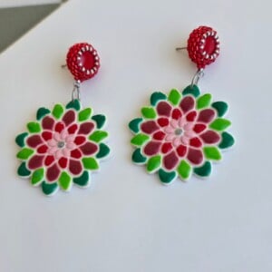 Handgemaakte rood, groen, wit en zilveren oorbellen van polymeerklei en kralen | Bloem