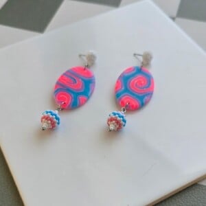Handgemaakte roze, blauwe, lila, witte oorbellen van polymeerklei en kralen | Swirl