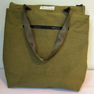 Handgemaakte tas in heldere kleuren van gerecyclede stof