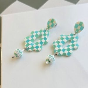 Handgemaakte wit, lichtblauw, mint oorbellen van polymeerklei en kralen | Retro bloem