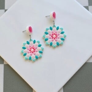 Handgemaakte wit, mint, turquoise en roze oorbellen van polymeerklei en kralen | Bloem