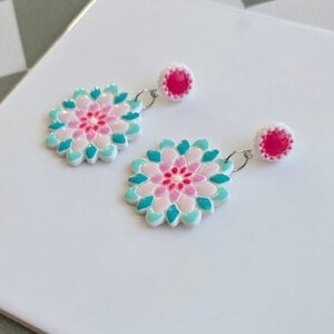 Handgemaakte wit, mint, turquoise en roze oorbellen van polymeerklei en kralen | Bloem