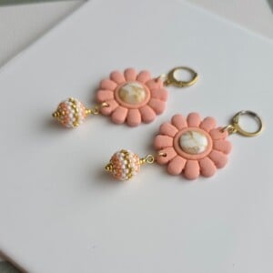 Handgemaakte zalmroze en gouden oorbellen van polymeerklei en kralen | Bloem