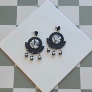 Handgemaakte zwart, wit, zilveren oorbellen van polymeerklei en kralen | Marmer