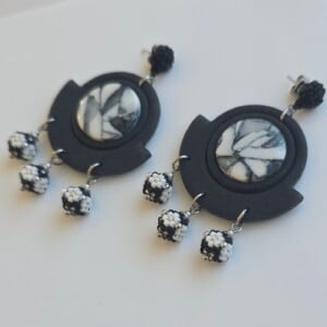 Handgemaakte zwart, wit, zilveren oorbellen van polymeerklei en kralen | Marmer