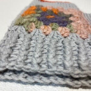 Handgemaakte Gehaakte Vingerloze Handschoen – Speciaal Motief & Leren Label Detail