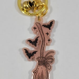 Heks bezem vleermuis sleutelhanger