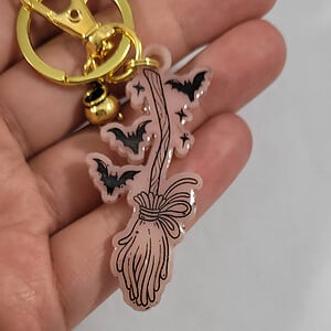 Heks bezem vleermuis sleutelhanger