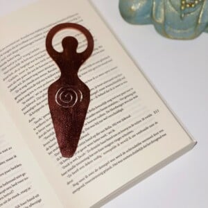 Houten Boekenlegger – Godinnenenergie met Spiraal | Spiritueel & Handgemaakt