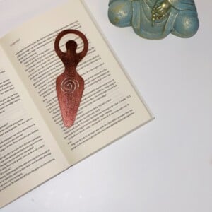 Houten Boekenlegger – Godinnenenergie met Spiraal | Spiritueel & Handgemaakt