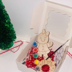 Houten Kerstornament Knutselset – Inclusief Verf & Kwast – DIY Christmas Craft Kit voor Kinderen – Gingerbread & Wreath – Creatief Cadeau – Crafted Creations