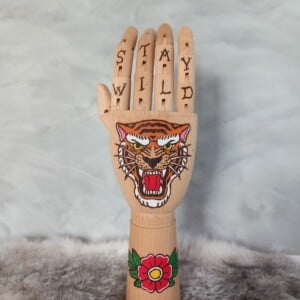 Houten Tattoo Handje - oranje tijger rode bloem