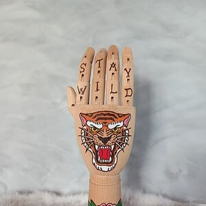 Houten Tattoo Handje - oranje tijger rode bloem