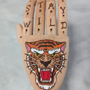 Houten Tattoo Handje - oranje tijger rode bloem