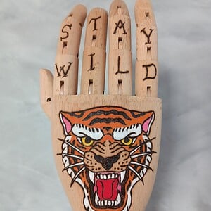 Houten Tattoo Handje - oranje tijger rode bloem