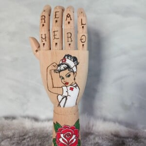 Houten Tattoo Handje - zuster rode roos