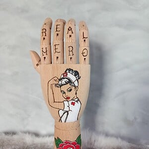 Houten Tattoo Handje - zuster rode roos