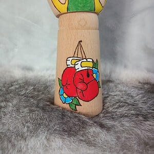 Houten Tattoo Handje – bokser dame gele zon en rode bokshandschoenen