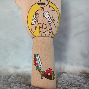 Houten Tattoo Handje – bokser man gele zon en scheermes