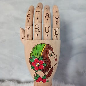 Houten Tattoo Handje – brunette dame en rode roos