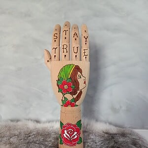 Houten Tattoo Handje – brunette dame en rode roos