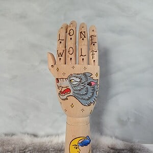Houten Tattoo Handje – grijze wolf en maan