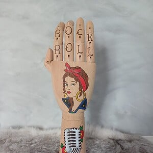 Houten Tattoo Handje – punk rockster vrouw en oude grijze microfoon