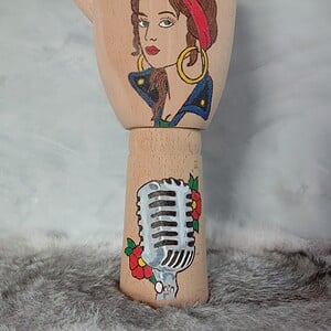 Houten Tattoo Handje – punk rockster vrouw en oude grijze microfoon