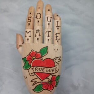 Houten Tattoo Handje – rood Hart witte banner rode bloemen en een rode roos