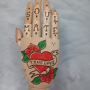Houten Tattoo Handje – rood Hart witte banner rode bloemen en een rode roos
