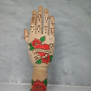 Houten Tattoo Handje – rood Hart witte banner rode bloemen en een rode roos