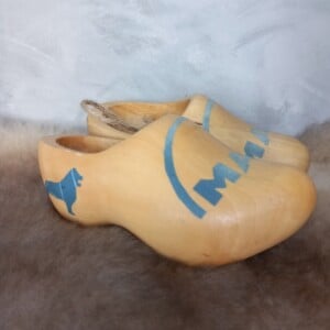 Houten klompjes met blauw MAN loge