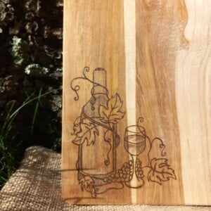 Houten serveerplank met wijn decoratie