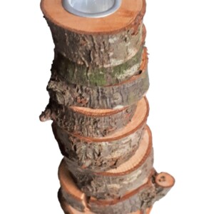 Kandelaar van gestapelde plakjes hout