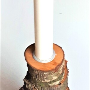 Kandelaar van gestapelde plakjes hout