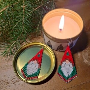 Kerstige Kralenoorbellen met Mini-Fringe – Gnome Edition