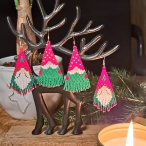 Kerstige Kralenoorbellen met Mini-Fringe – Gnome Edition
