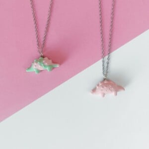 Ketting met roze en groene stegosaurus hanger
